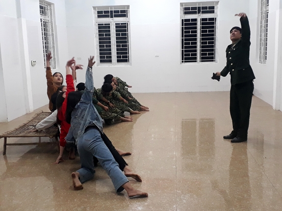 Thiếu tá QNCN Nguyễn Trọng Bảo trong một buổi hướng dẫn đội văn nghệ đơn vị luyện tập.